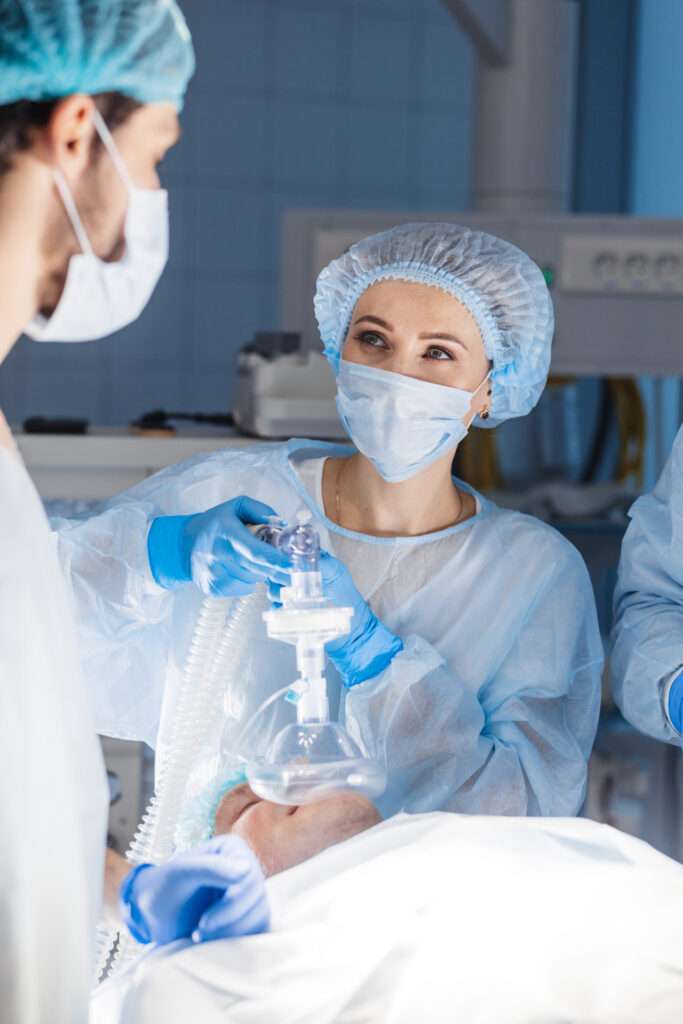 Patient erhält Zahnbehandlung unter Vollnarkose beim Zahnarzt