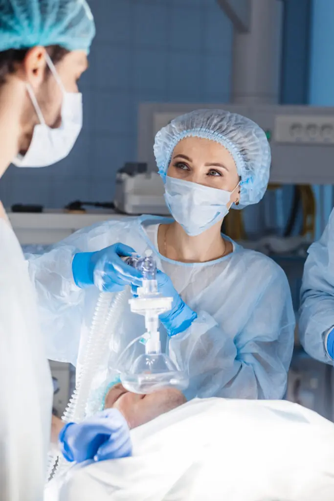 Patient erhält Zahnbehandlung unter Vollnarkose beim Zahnarzt